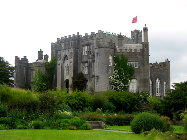 https://commons.wikimedia.org/wiki/File:Birr_Castle,_Offaly.jpg